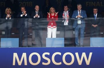 El palco de la final con el presidente de Francia, Emmanuel Macron junto a su esposa Brigitte Macron, el presidente de la FIFA, Gianni Infantino, la presidenta de Croacia Kolinda Grabar-Kitarovic junto a su esposoalongside Jakov Kitarovic y el presidente de la Federación croata de fútbol, Davor Suker