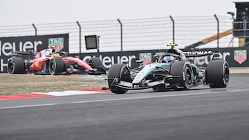 Kimi Antonelli (Mercedes W17) y Lewis Hamilton (Ferrari SF-26). Shanghái, China. F1 2026.