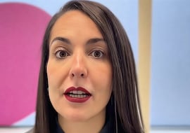 Si bebes el café de esta manera, lo estás haciendo mal: está estropeando el esmalte y manchando tus dientes