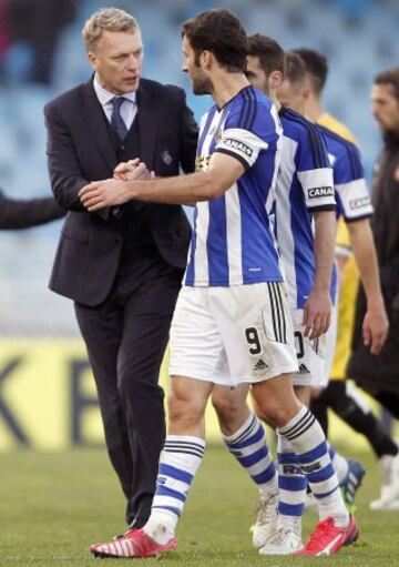 David Moyes, felicita a sus jugadores por su victoria ante el Espanyol.