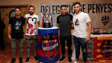 Pedro López, Morales, Roger e Iván López, con el trofeo de campeón de Segunda.