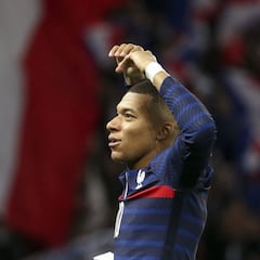 Mbappé perfecciona su remate de cabeza
