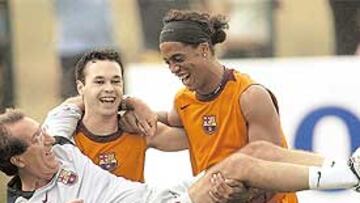 <b>RISAS. </b>Iniesta se lo pasa en grande con Ronaldinho, tanto cuando juega como cuando se ejercita.