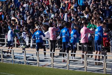 Los jugadores del Zaragoza firman autógrafos a los aficionados.