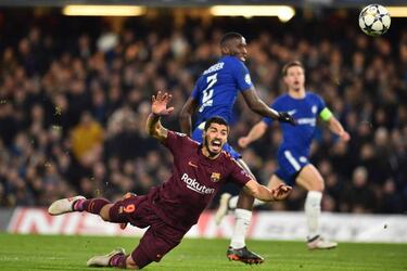 Luis Suárez denied penalty, booked for protesting