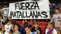 Pancarta apoyo Carlos Matallanas en la grada del Rayo Majadahonda en el Wanda Metropolitano.