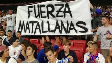 Pancarta apoyo Carlos Matallanas en la grada del Rayo Majadahonda en el Wanda Metropolitano.