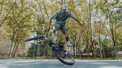 Viki G&oacute;mez realizando un truco in&eacute;dito con su nueva bici de titaneo, la m&aacute;s ligera del mundo para BMX Flatland.