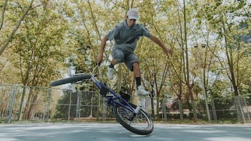 Viki G&oacute;mez realizando un truco in&eacute;dito con su nueva bici de titaneo, la m&aacute;s ligera del mundo para BMX Flatland.