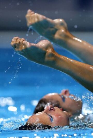 Las suizas Pamela Fischer y Anja Nyffeler compiten en la rutina libre dúo de natación sincronizada.