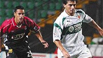 <B>CAMBIO DE POSICIÓN</B>. Acuña jugará de medio centro por el retorno de Zárate.