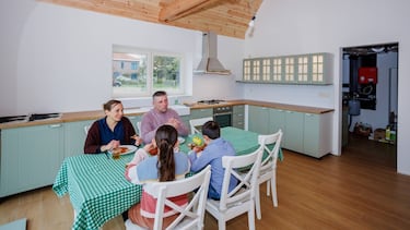 Una familia abandona su casa de dos plantas por una caravana de 40 m²: “Nos dijeron que 250.000 € serían suficientes”