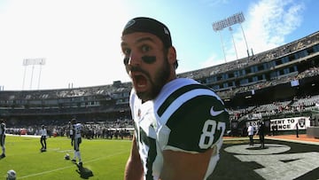 OAKLAND, CA - NOVEMBER 01:  Wide Receiver Eric Decker #87 of the New York Jets follows the action against the Oakland Raiders at O.co Coliseum on November 1, 2015 in Oakland, California.  (Photo by Al Pereira/Getty Images for New York Jets)