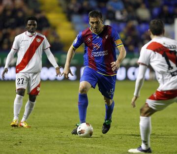 Comenzó su carrera profesional en el Levante en la temporada 94/95, club al que volvería años después (2008 -2013)