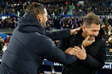 El saludo entre los entrenadores José Bordalás y Diego Simeone. 
