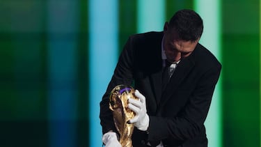Soccer Football - FIFA World Cup 2026 - FIFA World Cup 2026 Draw - John F. Kennedy Center for the Performing Arts, Washington, D.C., U.S. - December 5, 2025 Argentina coach Lionel Scaloni brings the World Cup trophy onto stage during the FIFA World Cup 2026 draw Pool via REUTERS/Stephanie Scarbrough