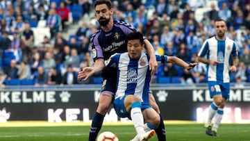 -FOTODELD&Iacute;A- GRAF6721. CORNELL&Agrave;-EL PRAT DEL LLOBREGAT, 02/03/2019.- El delantero chino RCD Espanyol Wu Lei (d) lucha con el centrocampista del Real Valladolid CF Borja Fern&aacute;ndez (i) durante el partido correspondiente a la jornada 26 d