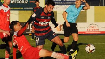 Nanclares (21) y Ledesma (19) disputan un balón en presencia de Romera (20) y del colegiado Alexandre López Vila, durante el encuentro correspondiente a la Jornada 10 en el Grupo 1 de Segunda División RFEF que enfrentó en La Al