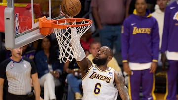 Los Angeles (United States), 20/05/2023.- Los Angeles Lakers forward LeBron James lays up the ball against the Denver Nuggets during the second half of the NBA Western Conference Finals game at Crypto.com Arena in Los Angeles, California, USA, 20 May 2023. (Baloncesto, Estados Unidos) EFE/EPA/ALLISON DINNER SHUTTERSTOCK OUT
