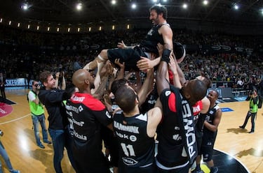 Emotivo homenaje a Mumbrú en el adiós de Miribilla a la ACB