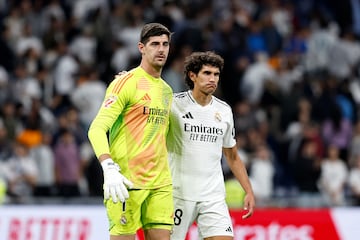 Courtois consuela a Vallejo, tras el partido ante el Alavés.