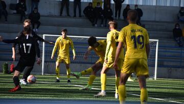 Yago anota el gol del empate de la AD Alcorcón B frente al CDB Paracuellos Antamira (1-1), en el encuentro correspondiente a la Jornada 13 en el Grupo 7 de Tercera División RFEF disputado en La Canaleja.