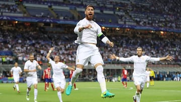 Dos años después de la final de Lisboa, madridistas y rojiblancos se volvieron a ver las caras en una nueva final de la Champions League. Esta vez fue en Milán. En San Siro. Los atléticos llegaban con la firme intención de olvidar lo sucedido en la capital lisboeta, mientras que los blancos aspiraban a recuperar el cetro que poseía el Barcelona, campeón en 2015. Pronto, los blancos se adelantaron en el marcador por medio de Sergio Ramos. Los hojiblancos se quejan de que Sergio Ramos está en situación de fuera de juego en el momento del remate. Los blancos, que el central sevillano está siendo agarrado por Savic, y que, en caso de anular el gol, el colegiado del encuentro, el inglés Mark Dos años después de la final de Lisboa, madridistas y rojiblancos se volvieron a ver las caras en una nueva final de la Champions League. Esta vez fue en Milán. En San Siro. Los atléticos llegaban con la firme intención de olvidar lo sucedido en la capital lisboeta, mientras que los blancos aspiraban a recuperar el cetro que poseía el Barcelona, campeón en 2015. Pronto, los blancos se adelantaron en el marcador por medio de Sergio Ramos. Los hojiblancos se quejan de que Sergio Ramos está en situación de fuera de juego en el momento del remate. Los blancos, que el central sevillano está siendo agarrado por Savic, y que, en caso de anular el gol, el colegiado del encuentro, el inglés Mark Clattenburg, debería haber señalado penalti… Cuatro años después, a comienzos de 2020, el propio Clattenburg, en una entrevista al diario Daily Mail, recordaba ese partido: “En esa final el Real Madrid se puso 1-0 en la primera parte, pero el gol fue en fuera de juego por muy poco. Nos dimos cuenta en el descanso. Era una acción difícil y mi asistente falló. Ya en la segunda mitad, Pepe cometió penalti sobre Torres. Estaba furioso y me dijo en perfecto inglés: ‘Eso no es penalti nunca, Mark’. Le dije: ‘Vuestro primer gol no debería haber subido al marcador’, y se calló...”. El Madrid acabaría ganando la Champions desde el punto de penalti.