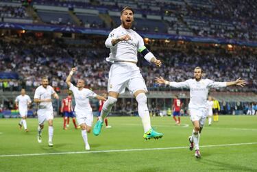 Dos años después de la final de Lisboa, madridistas y rojiblancos se volvieron a ver las caras en una nueva final de la Champions League. Esta vez fue en Milán. En San Siro. Los atléticos llegaban con la firme intención de olvidar lo sucedido en la capital lisboeta, mientras que los blancos aspiraban a recuperar el cetro que poseía el Barcelona, campeón en 2015. Pronto, los blancos se adelantaron en el marcador por medio de Sergio Ramos. Los hojiblancos se quejan de que Sergio Ramos está en situación de fuera de juego en el momento del remate. Los blancos, que el central sevillano está siendo agarrado por Savic, y que, en caso de anular el gol, el colegiado del encuentro, el inglés Mark Dos años después de la final de Lisboa, madridistas y rojiblancos se volvieron a ver las caras en una nueva final de la Champions League. Esta vez fue en Milán. En San Siro. Los atléticos llegaban con la firme intención de olvidar lo sucedido en la capital lisboeta, mientras que los blancos aspiraban a recuperar el cetro que poseía el Barcelona, campeón en 2015. Pronto, los blancos se adelantaron en el marcador por medio de Sergio Ramos. Los hojiblancos se quejan de que Sergio Ramos está en situación de fuera de juego en el momento del remate. Los blancos, que el central sevillano está siendo agarrado por Savic, y que, en caso de anular el gol, el colegiado del encuentro, el inglés Mark Clattenburg, debería haber señalado penalti… Cuatro años después, a comienzos de 2020, el propio Clattenburg, en una entrevista al diario Daily Mail, recordaba ese partido: “En esa final el Real Madrid se puso 1-0 en la primera parte, pero el gol fue en fuera de juego por muy poco. Nos dimos cuenta en el descanso. Era una acción difícil y mi asistente falló. Ya en la segunda mitad, Pepe cometió penalti sobre Torres. Estaba furioso y me dijo en perfecto inglés: ‘Eso no es penalti nunca, Mark’. Le dije: ‘Vuestro primer gol no debería haber subido al marcador’, y se calló...”. El Madrid acabaría ganando la Champions desde el punto de penalti.