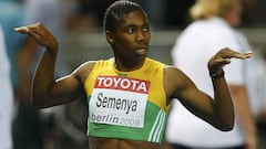 La atleta sudafricana Caster Semenya celebra su victoria en la final de los 800 metros femeninos durante los Mundiales de Atletismo de Berl&iacute;n 2009.