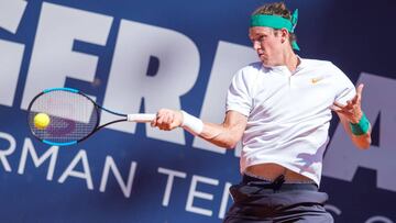 Chile&#039;s Nicolas Jarry returns the ball to Germany&#039;s Peter Gojowczyk during their tennis match at the German  ATP Tennis Championships on July 24, 2018 in Hamburg. / AFP PHOTO / dpa / Daniel Bockwoldt / Germany OUT