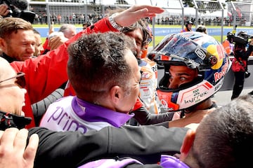 Jorge Martín logró una brutal pole en MotoGP en el Gran Premio de Australia. La pole llegó con la ayuda inestimable de su compañero Zarco, que le resultó una referencia ideal para parar el crono en 1:27.767 y establecer un nuevo récord en Phillip Island.