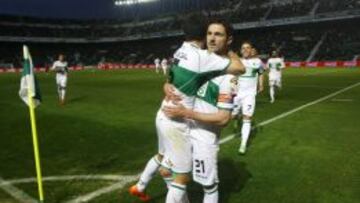 El defensa del Elche Edu Albacar celebra la consecución del primer gol de su equipo ante el Rayo Vallecano.