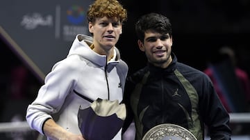Riyadh (Saudi Arabia), 19/10/2024.- Jannik Sinner of Italy (L) and Carlos Alcaraz of Spain pose with their trophies after final match at the Six Kings Slam exhibition tennis tournament in Riyadh, Saudi Arabia, 19 October 2024. (Tenis, Italia, Arabia Saudita, España) EFE/EPA/STR