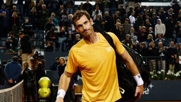 El tenista británico Andy Murray abandona la pista tras su derrota ante Fabio Fognini en el Masters 1.000 de Roma.