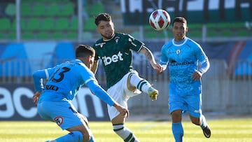 El jugador de Santiago Wanderers, Jason León, disputa el balón con Leandro Navarro de Deportes Iquique durante el partido de la Liguilla.