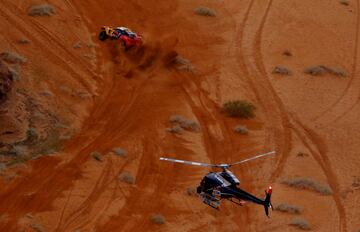 Vista general de un helicóptero y Sebastien Loeb y el copiloto Fabian Lurquin de Bahrain Raid Xtreme en acción.