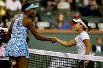 La tenista norteamericana Venus Williams le saca una cabeza a la japonesa Karumi Nara. Sin embargo, la nipona se impuso claramente a Venus por 6-4 y 6-3. En la imagen ambas tenistas se saludan tras el partido que disputaron en Indian Wells.