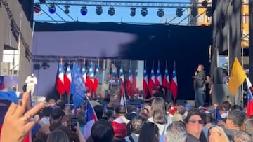 Kast aparece en su cierre de campaña en Temuco y lo que hace en el escenario vuelve a encender el debate en Chile