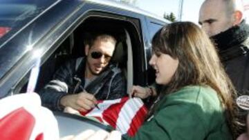 Simeone firma autógrafos en un entrenamiento del Atlético.