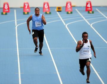 El atleta samoamericano participo en los 100m lisos en el Mundial de atletismo de 2011. Su estado físico y su vestimenta con el resto de participantes era evidente y entró en meta a más de seis segundos del récord del mundo de Usain Bolt.