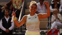 Jasmine Paolini celebra su triunfo contra Mirra Andreeva en Roland Garros.