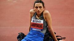 Mariya Lasitskene descansa durante la final de salto de altura de los Mundiales de Atletismo de Doha 2019.