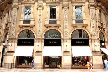 Prada es una icónica casa de moda italiana fundada en 1913 en Milán por Mario Prada. Originalmente, la marca se especializaba en artículos de cuero de alta calidad, pero con la llegada de Miuccia Prada en 1978, la firma evolucionó hacia la moda de lujo y el prêt-à-porter. Prada es conocida por su enfoque minimalista y vanguardista, con diseños que desafían las tendencias convencionales. Su estética se caracteriza por líneas limpias, materiales innovadores y una sofisticación discreta. Además, la marca ha expandido su influencia con líneas como Miu Miu, dirigida a un público más joven.
Recientemente, Prada ha adquirido Versace en una operación valorada en 1.250 millones de euros, lo que marca un nuevo capítulo en la industria del lujo.