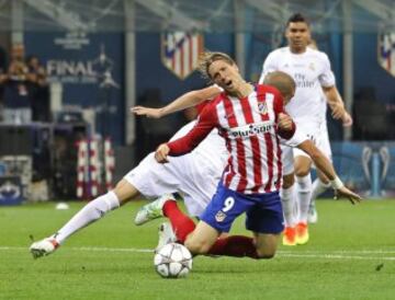 Pepe derriba a Torres en el ¨¢rea madridista. Clattenburg se?alar¨¢ penalti.