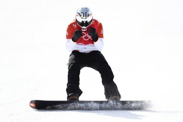 Regino Hernández celebra el pase a la final de snowboardcross.