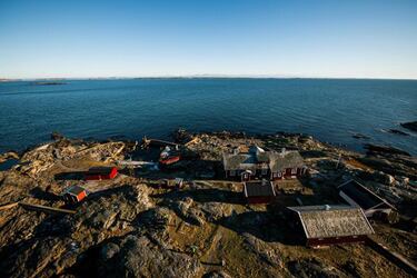 Una mujer pasa una semana sola en una isla viendo cine