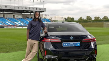 Camavinga posó este jueves con el coche cedido por la marca que patrocina al Real Madrid.
