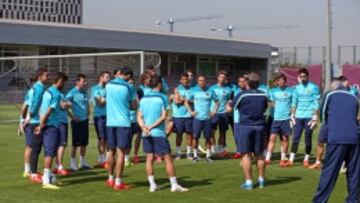 Martino charla con los jugadores antes del entrenamiento.