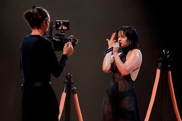 La catalana Rosalía es una de las artistas más importantes del panorama musical actual. Se ve en las cifras de reproducciones de sus canciones, en las múltiples colaboraciones con otros músicos de renombre o en eventos como la gala de Los40 Music Awards (en la imagen), celebrada ayer en Madrid con ella como gran protagonista.