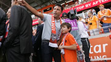 El boxeador &Oacute;scar de la Hoya es uno de los propietarios de los Dynamo Houston de la MLS.